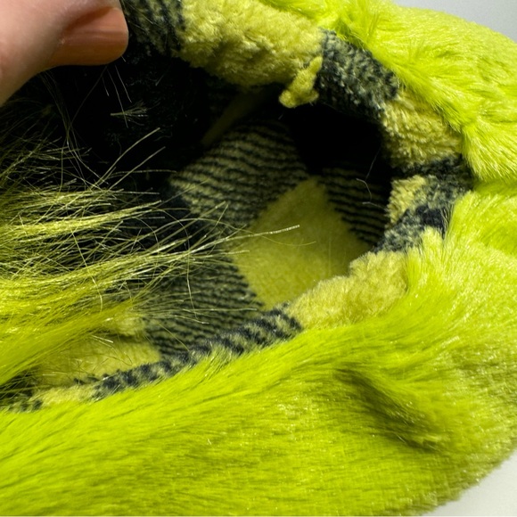 NWT. Grinch fuzzy soft Slipper Socks feature the Grinch’s classic face in green - Picture 8 of 10